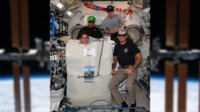 国际空间站宇航员展示万圣节创意服装