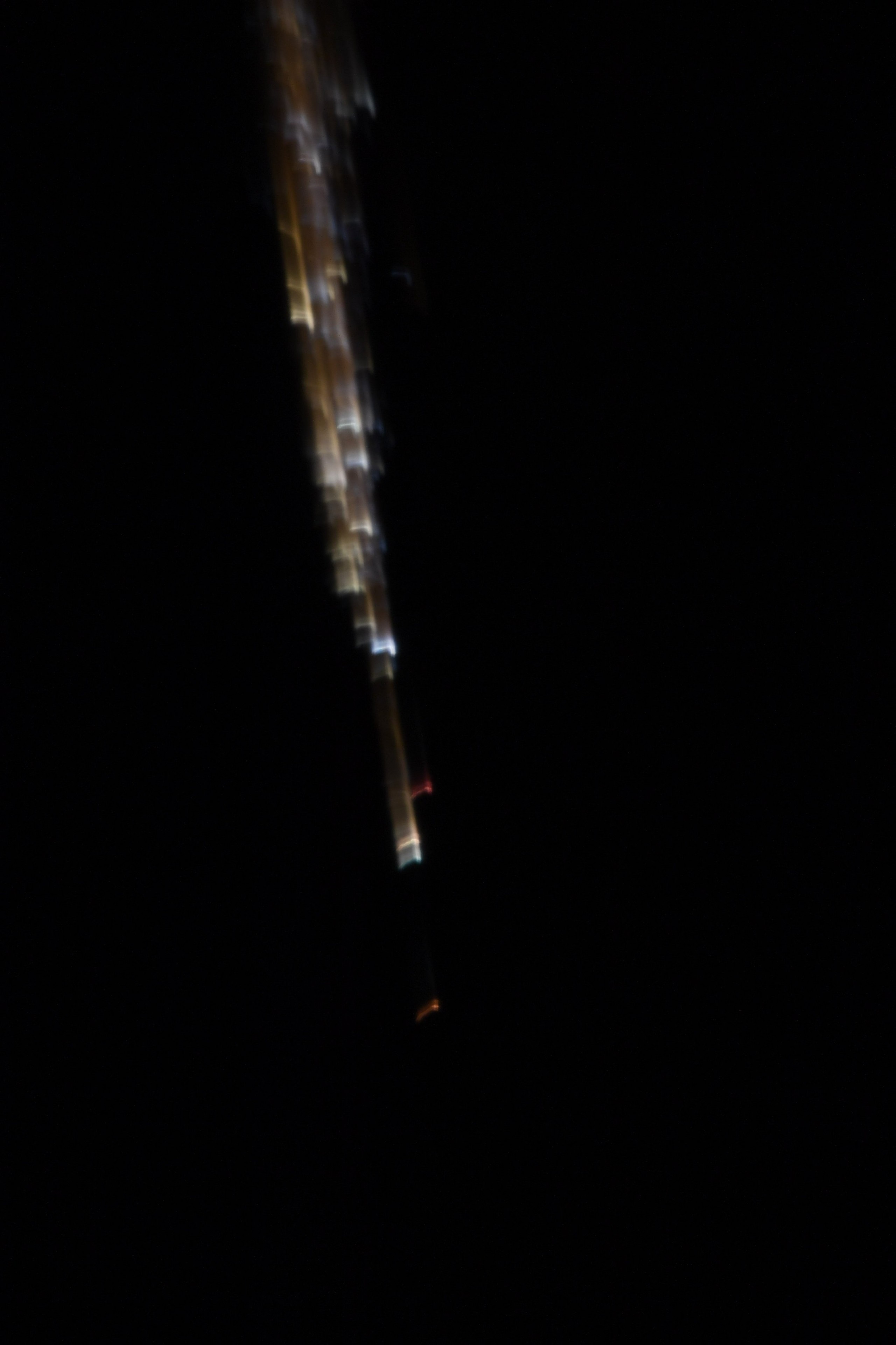 国际空间站宇航员观看俄罗斯进步MS-23号货船在地球大气层中燃烧