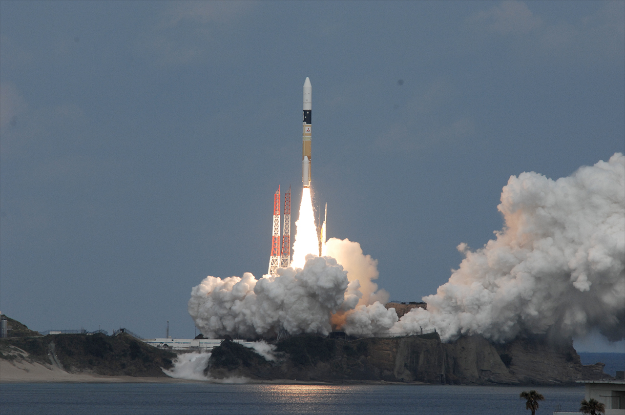太空中的这一天：2014年12月3日日本发射隼鸟2号对一颗小行星进行采样