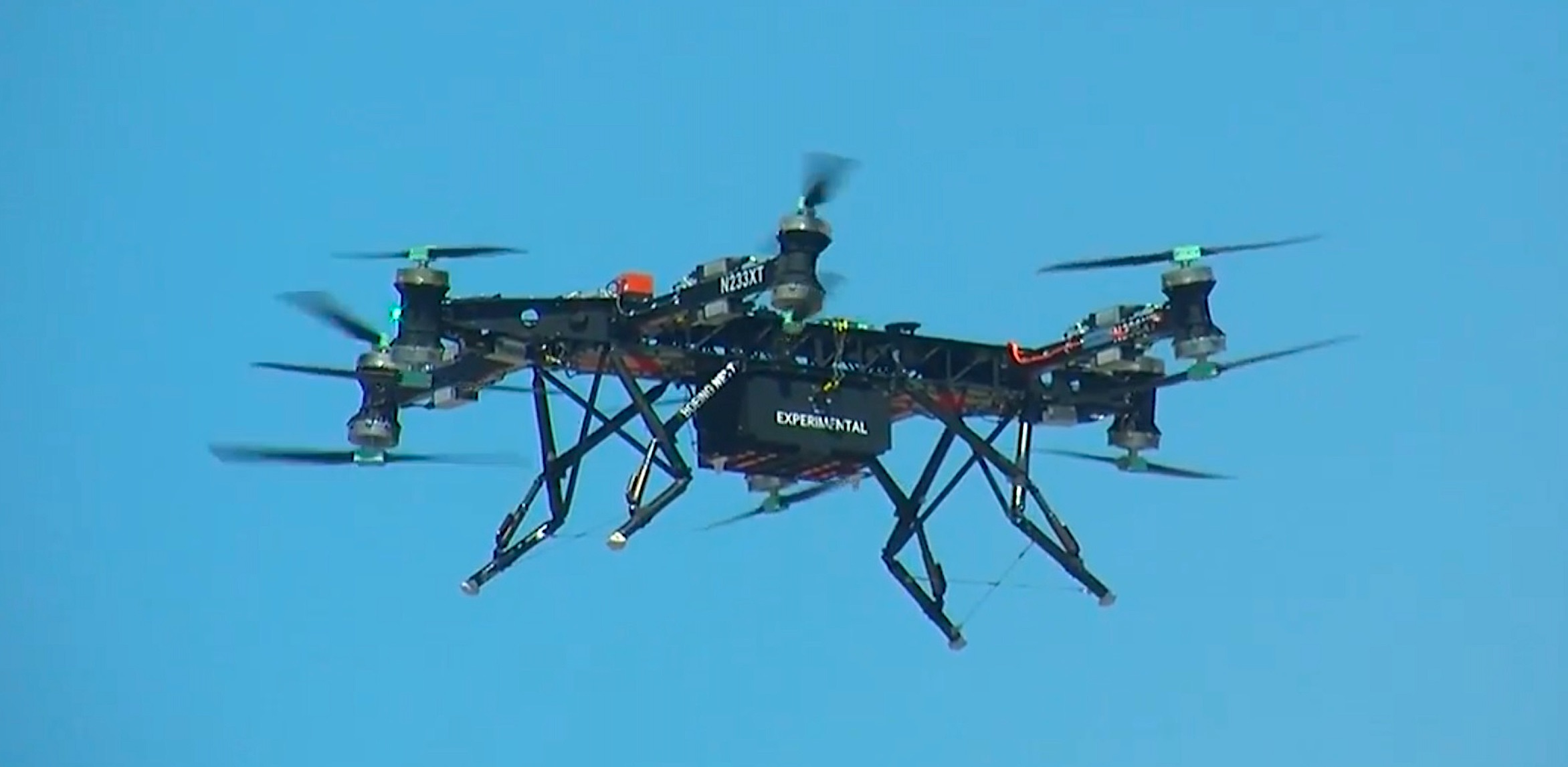 装扮成“星球大战”X翼的波音无人机降落在史密森航空航天博物馆