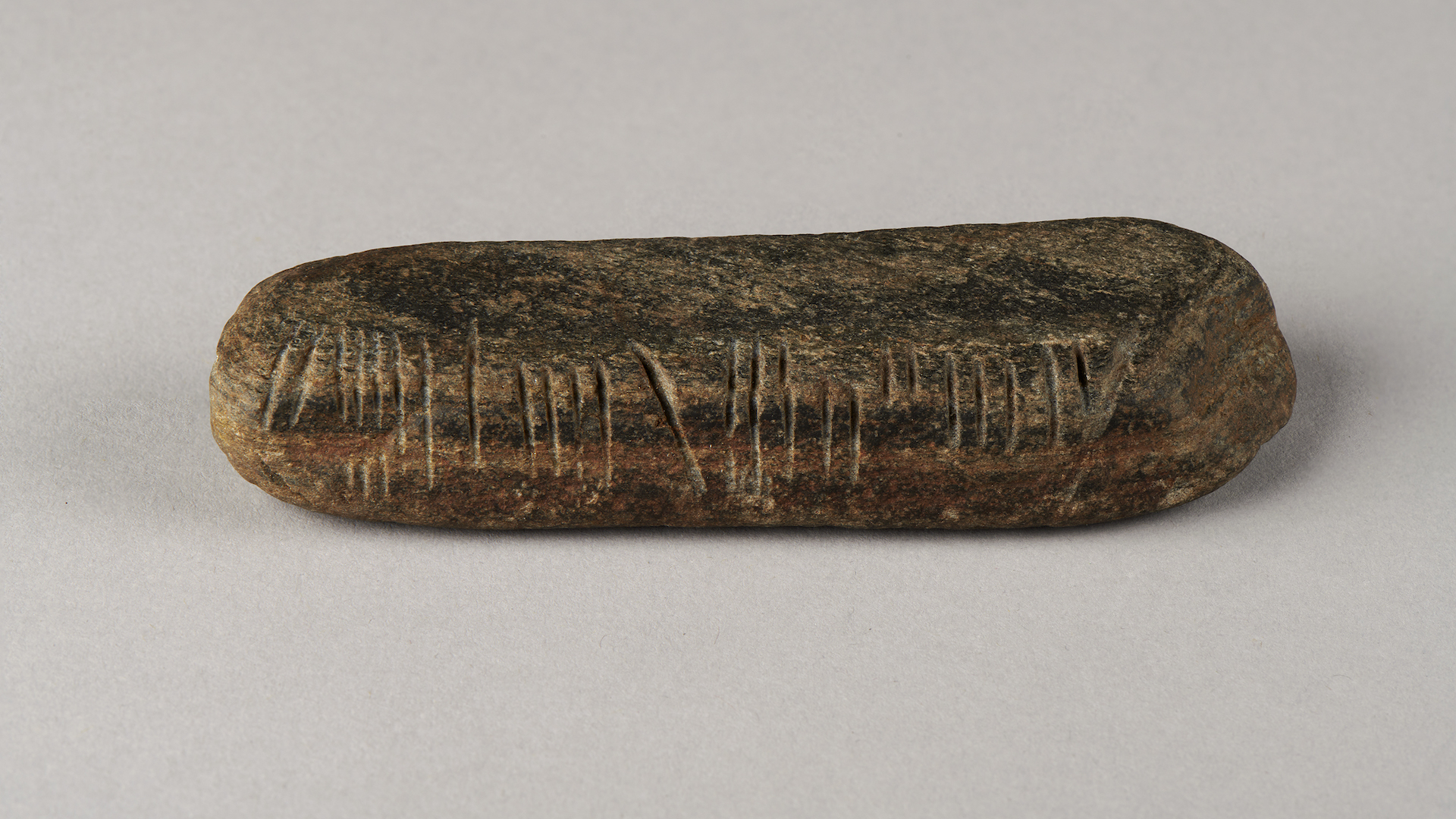 英国花园中发现1600年前爱尔兰铭文的石头