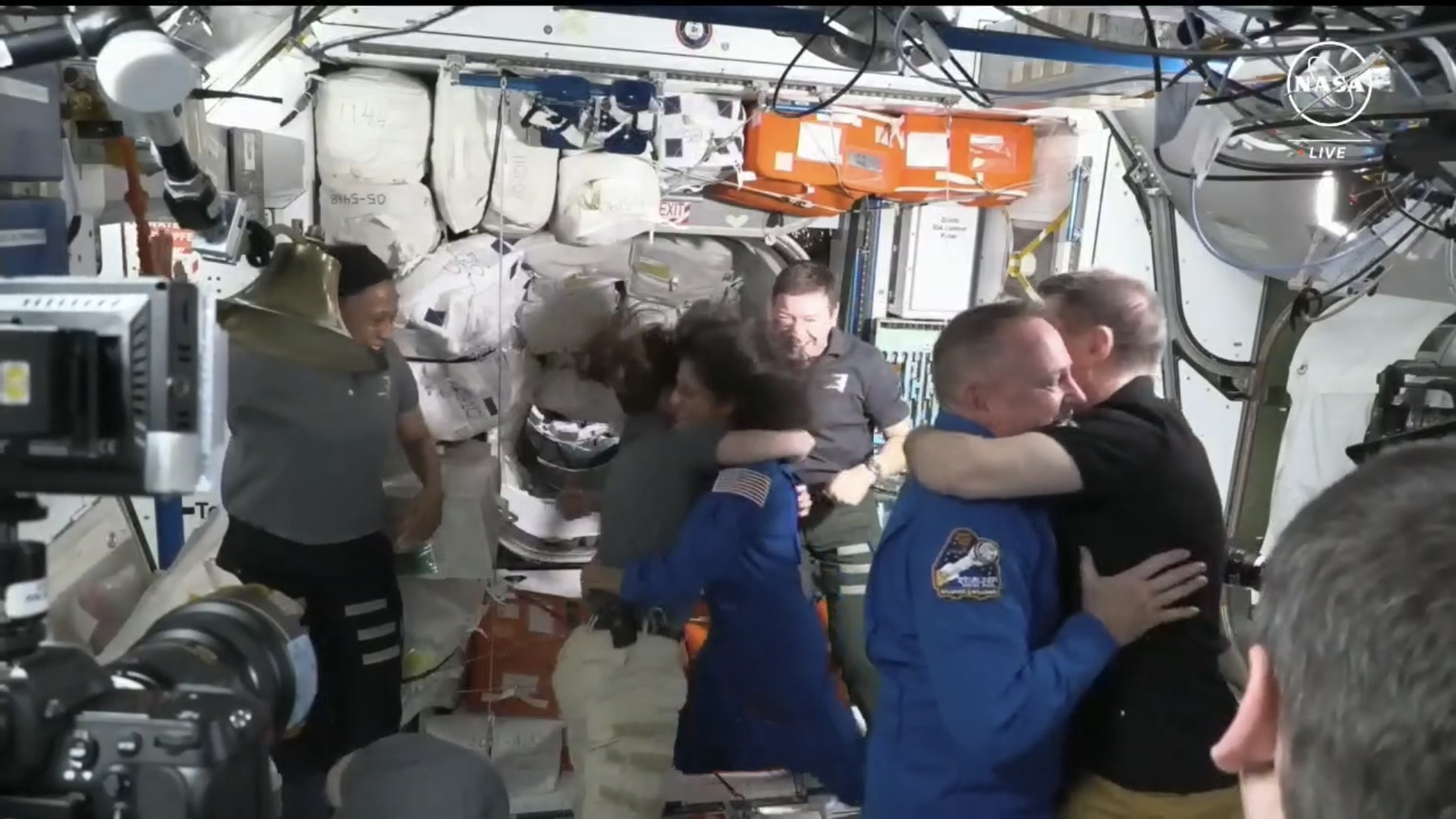 波音公司第一艘搭载宇航员的星际客机抵达国际空间站,尽管推进器出现故障