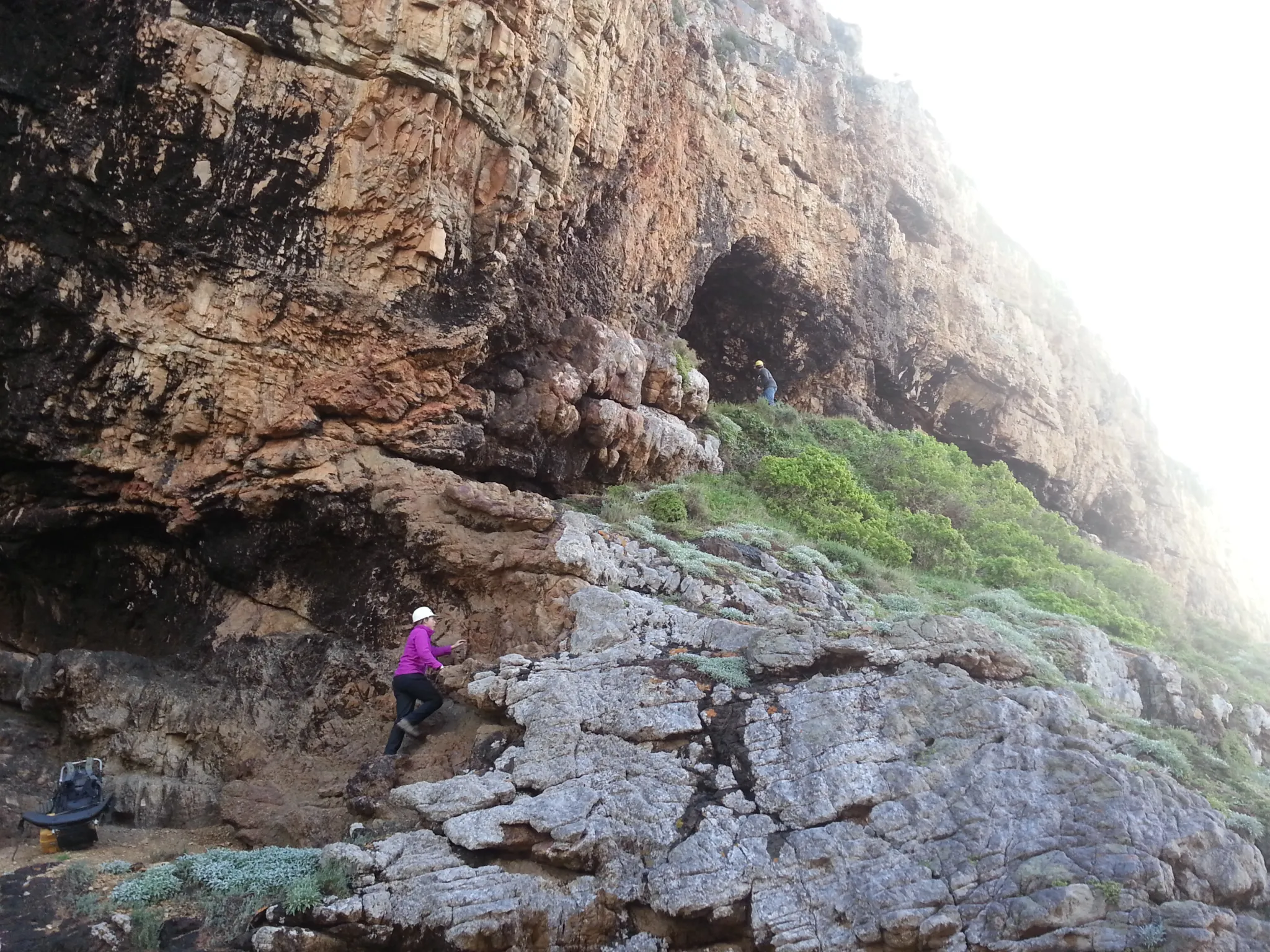 南非考古学家爬上悬崖,发现2万年前的石器