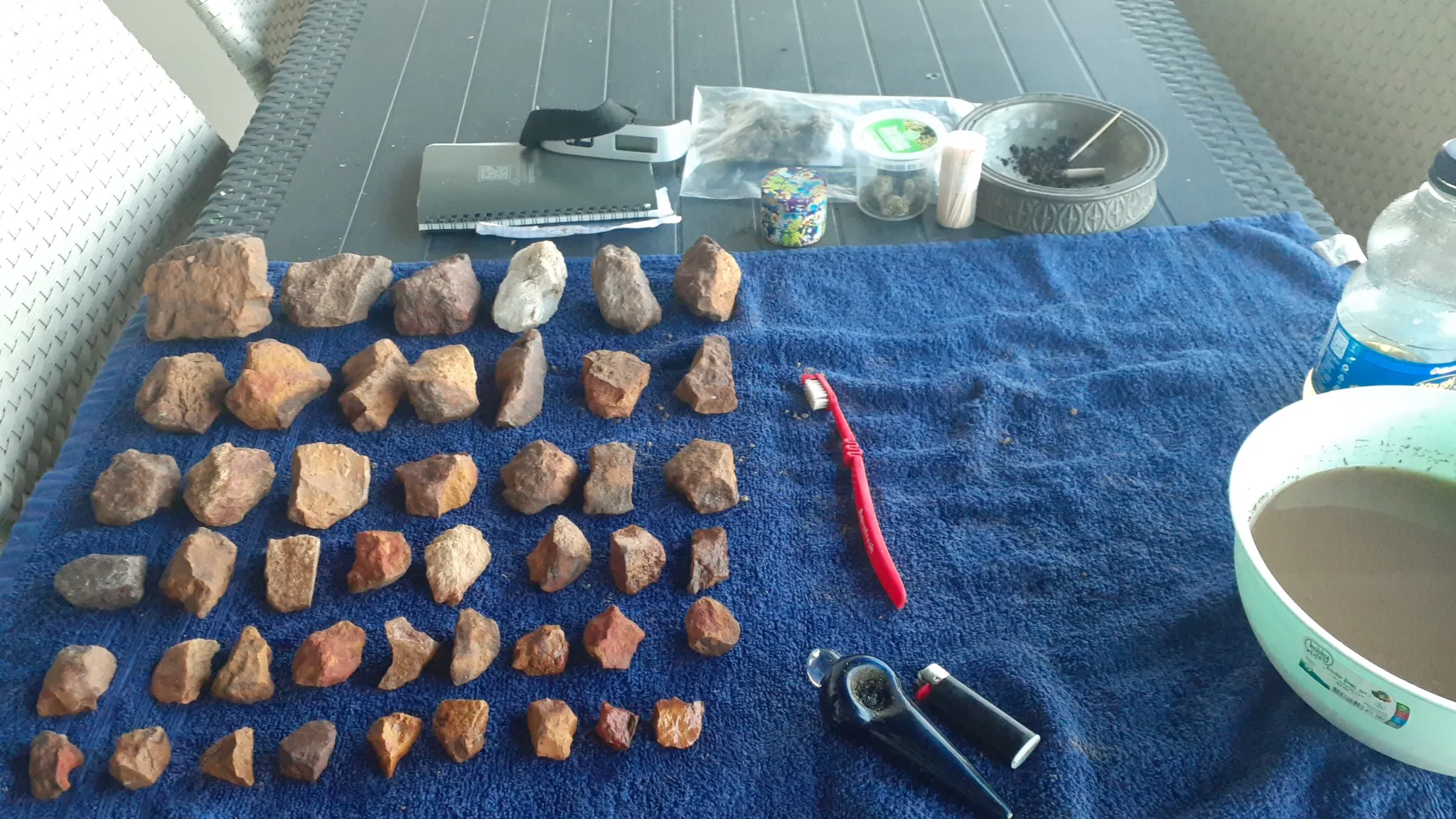 南非考古学家爬上悬崖,发现2万年前的石器