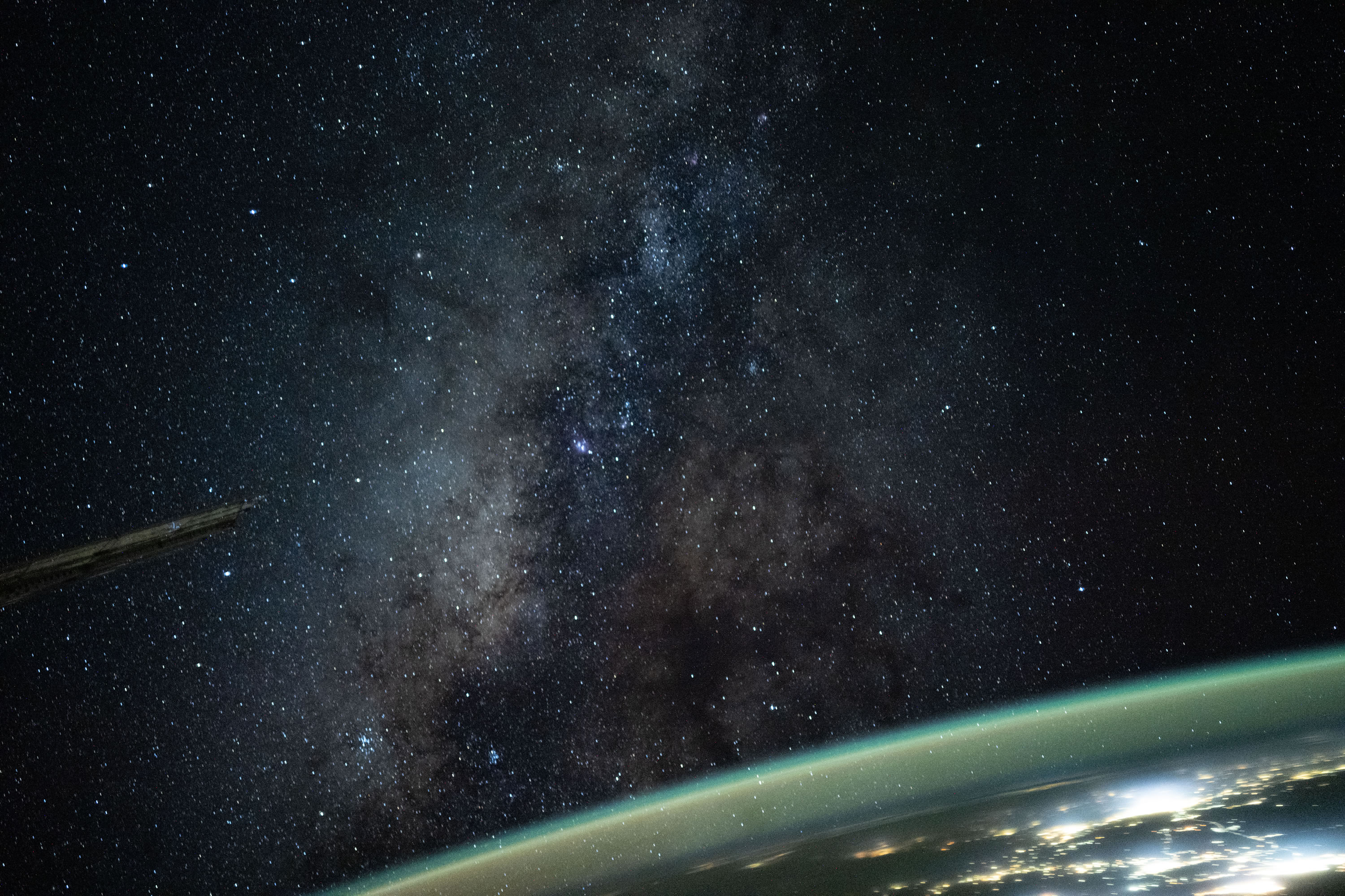 ���ʿռ�վ���������ϵ��Ƭ