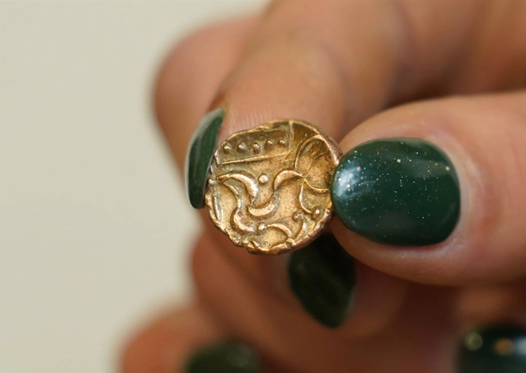 金属探测者发现铁器时代稀有凯尔特硬币