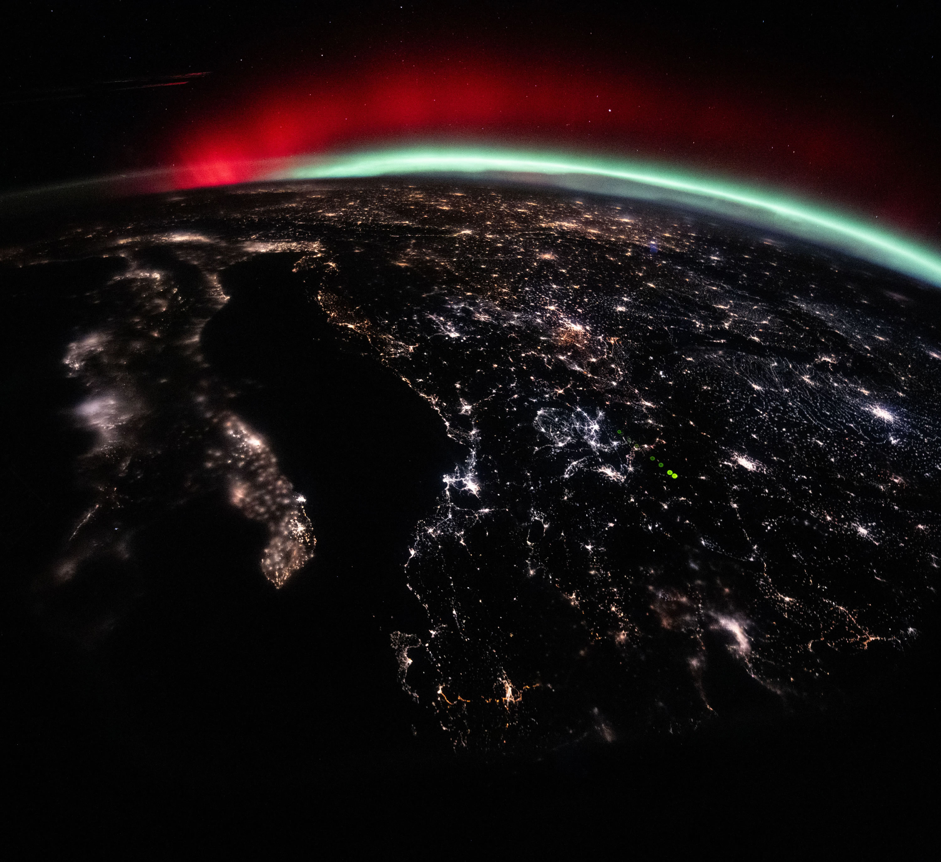 国际空间站上拍摄的地球极光