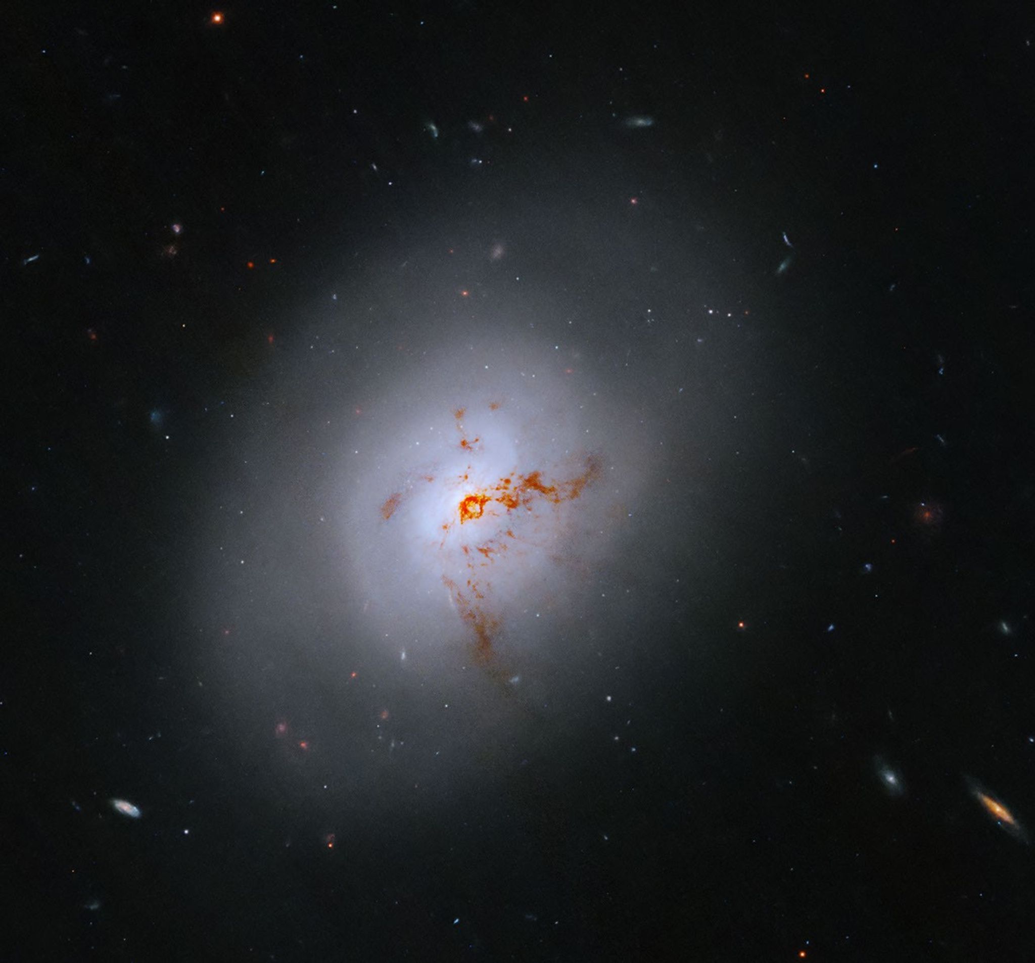 哈勃太空望远镜揭示透镜星系NGC 1266