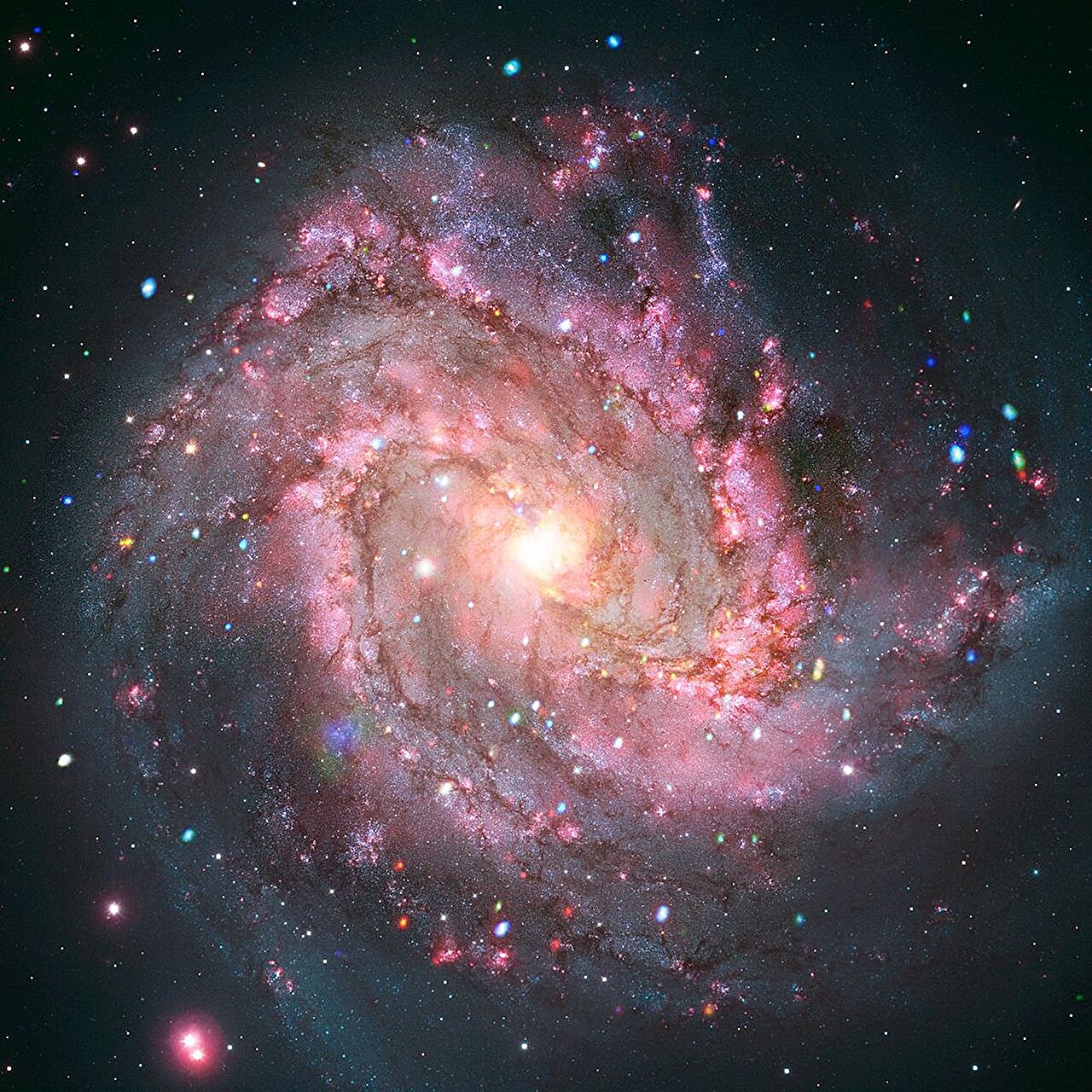 钱德拉揭示了14年来M83中闪烁的超新星遗迹