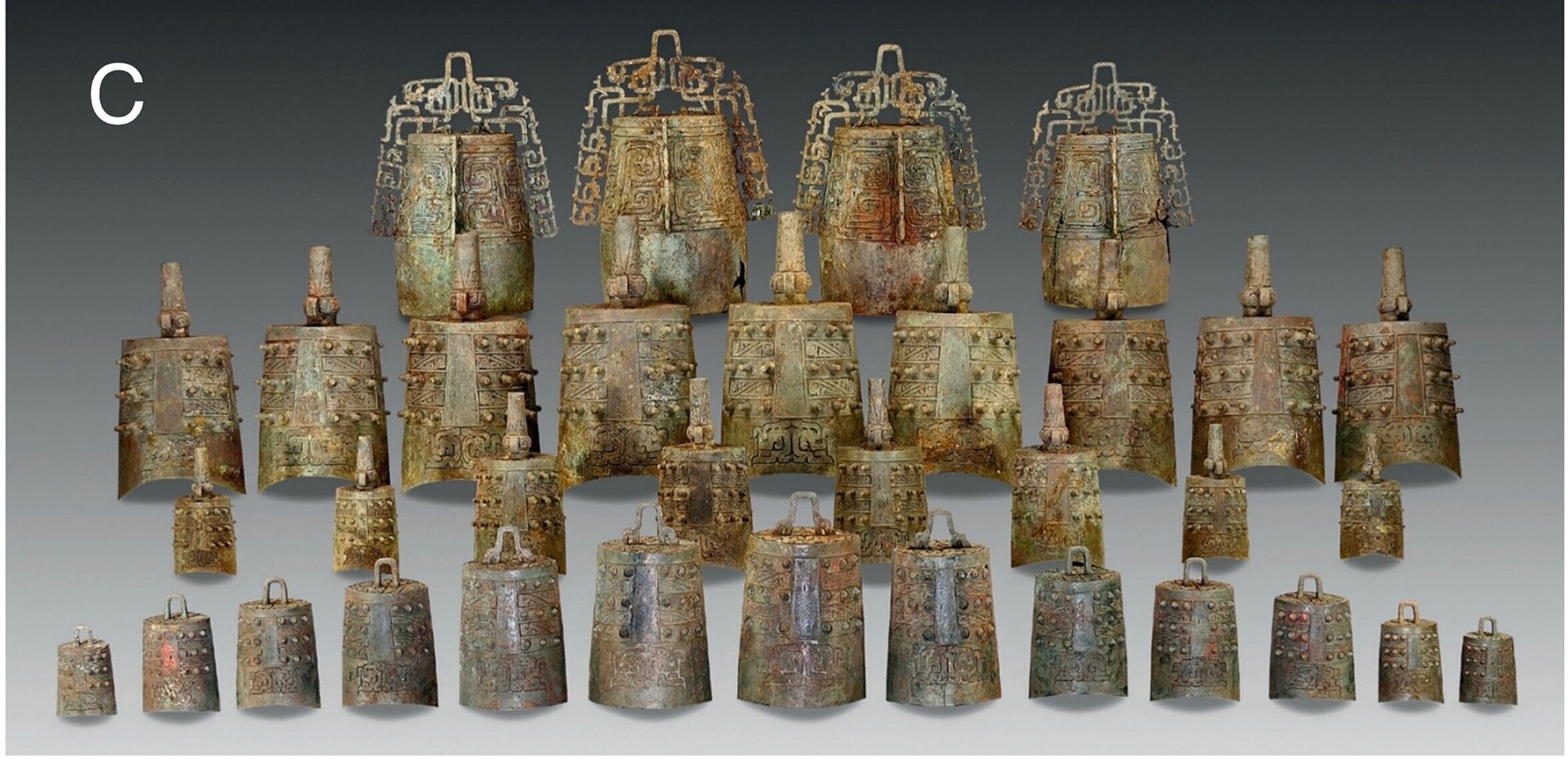 在中国2600年历史的王陵中散落的青铜编钟表明仪式已经停用
