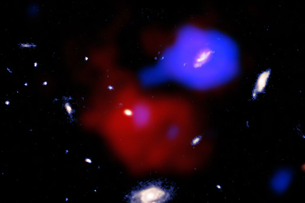 黑洞喷流可能正在搅动含有早期“红土豆”星系的气体云