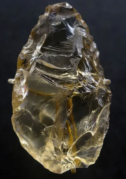 水晶刮刀:4.5万年前的尼安德特人工具,显示他们“对形态和色彩的美感有敏锐的眼光”