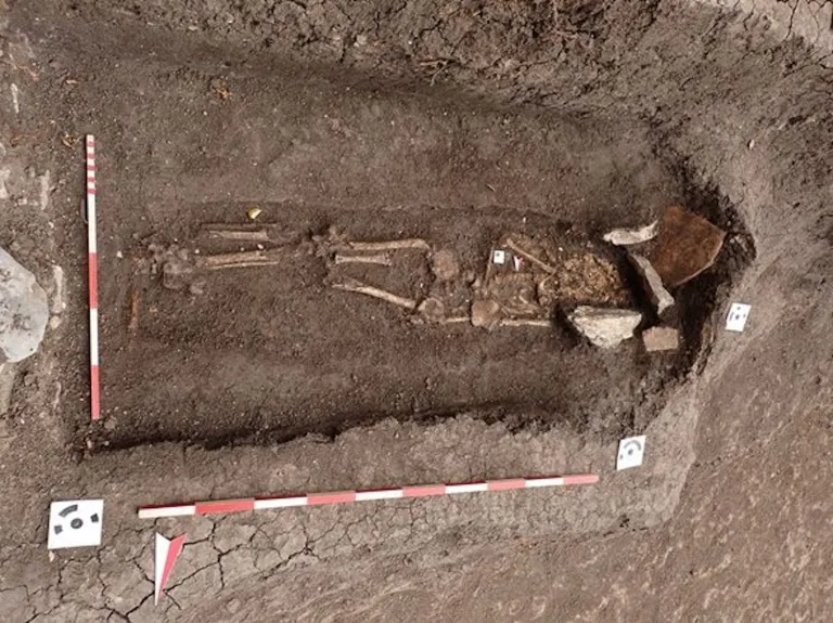 1750年前保加利亚古罗马儿童墓中有用于支付来世入场费的硬币