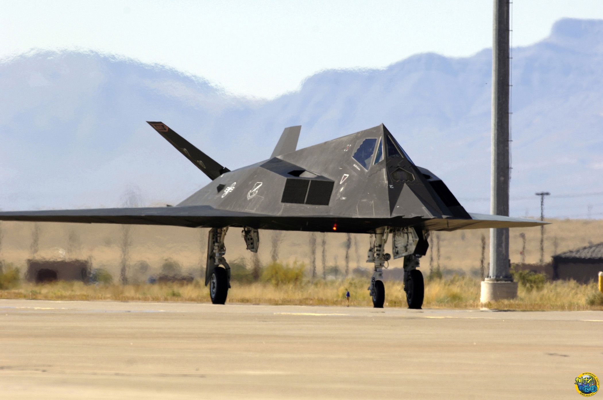 f-117a"夜鹰"隐身战斗机