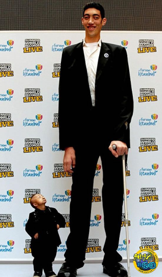 世界"第一高人"苏尔坦-科森与世界"第一矮人"何平平在土耳其