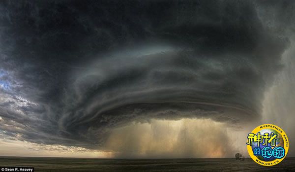 美国蒙大拿州的格拉斯哥西部拍摄的风暴之眼