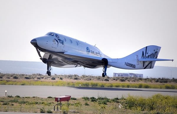 英国维珍银河太空船二号在加州莫哈韦沙漠进行第十次无动力滑翔试飞