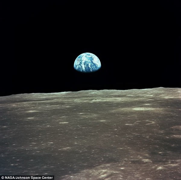 从"奋进号"航天飞机角度拍摄宇航员正在修理哈勃望远镜1873年,塞缪尔