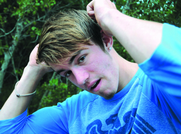 美国少年湖边野营被饿狼咬伤