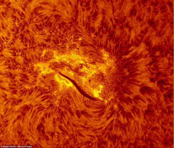 业余天文学家通过小型天文望远镜在自家的后花园拍摄太阳写真照片