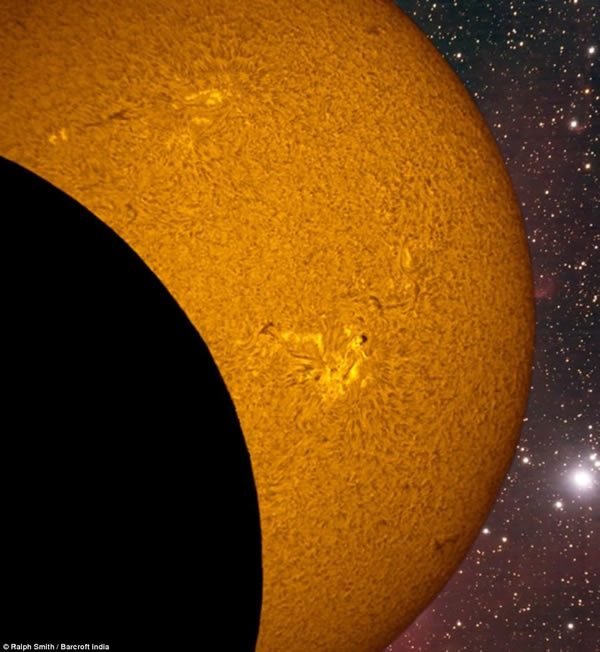 业余天文学家通过小型天文望远镜在自家的后花园拍摄太阳写真照片