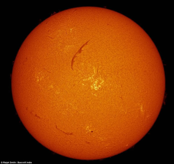 业余天文学家通过小型天文望远镜在自家的后花园拍摄太阳写真照片