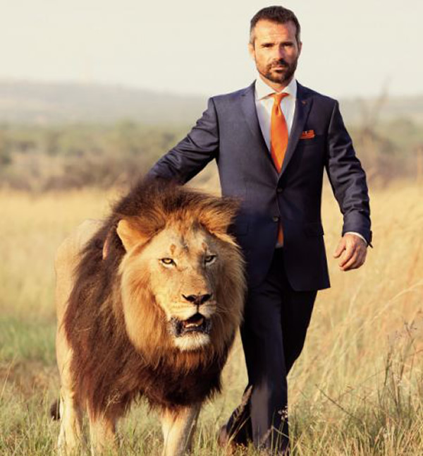 狮语者动物园管理员与三只狮子踢足球