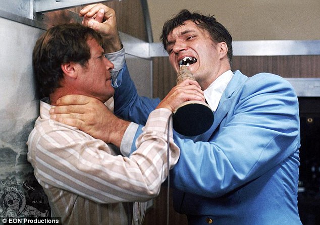 007电影中詹姆斯·邦德的死对头"大钢牙"逝世