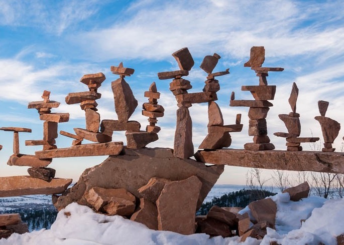 美国艺术家michaelgrab研发出独特的岩石平衡术