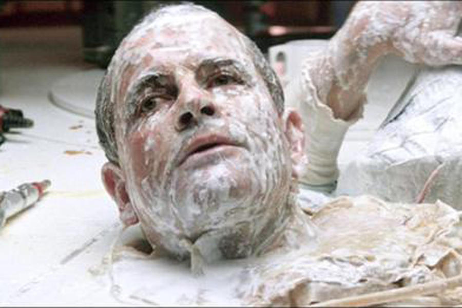 除了人工智能外,人类也需要防止生物灾难的反扑,克隆人就是其中一个