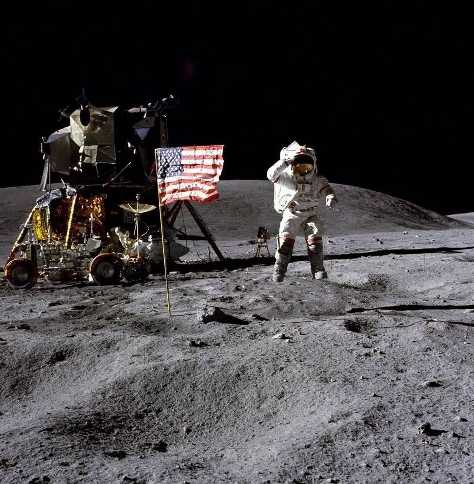 1969年7月20日,美国宇航员尼尔·阿姆斯特朗从"阿波罗11号"飞船登月舱