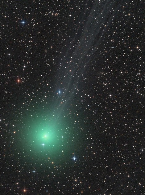 57亿像素暗能量相机在扫描南半球夜空时意外捕获爱喜彗星cometlovejoy