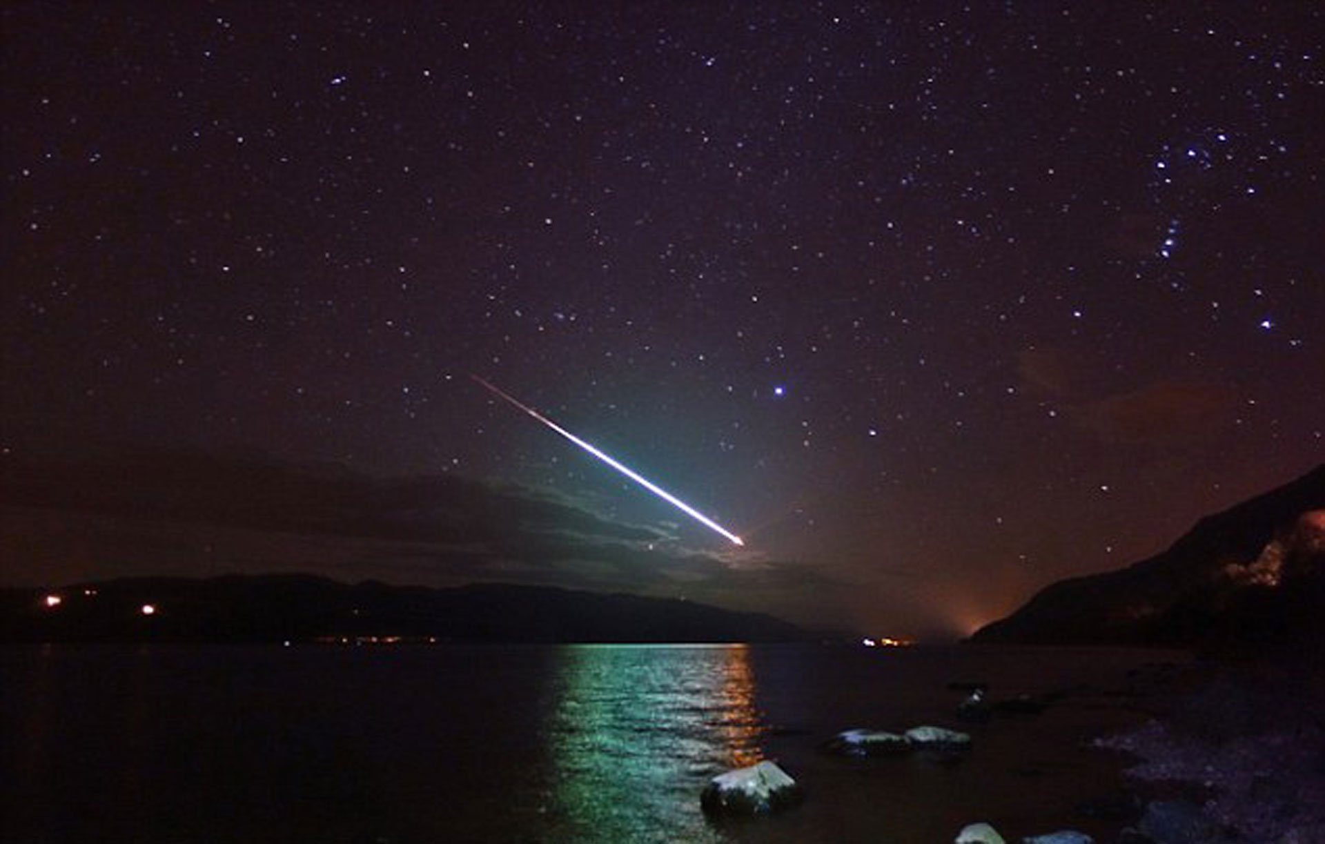 英国导游在尼斯湖附近散步时意外拍到壮观火流星