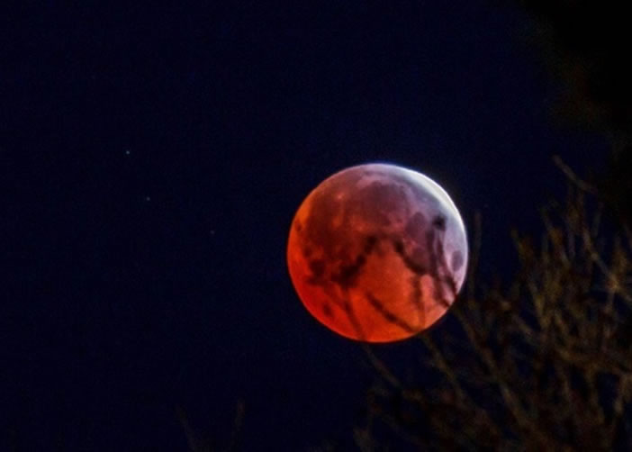 月球变成"血月",非常壮观.