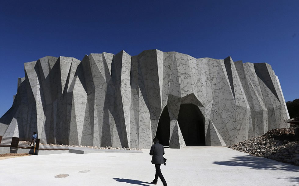 法国肖维岩洞36万年前精美壁画被复制下来在附近的复制洞穴中展出