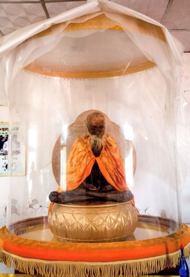 河南省安阳市善应镇宝山灵泉寺102岁高僧吴云青圆寂17年 肉身不腐仍具