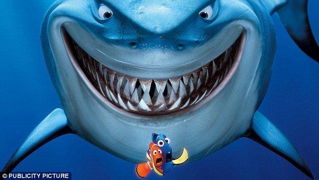 王者出游:鲨鱼路过时成千上万的小鱼纷纷让道