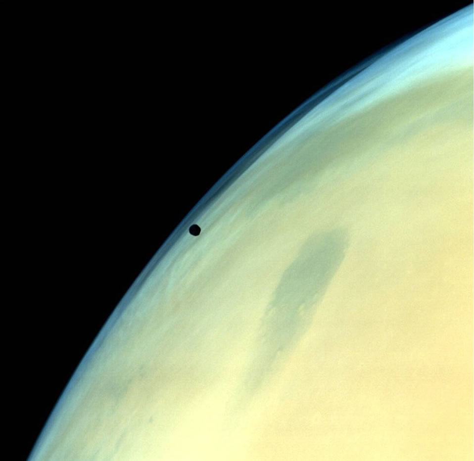 在火星附近运行的火卫一照片