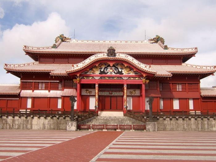 冲绳历史悠久,图为其古都首里城的王宫.