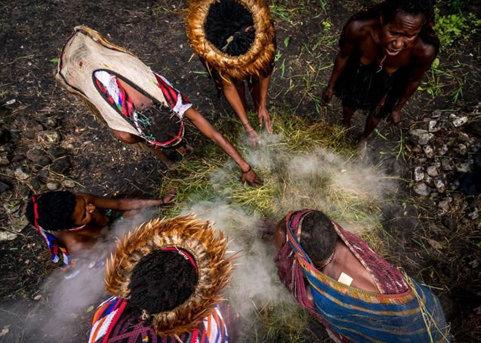 新加坡摄影师深入印尼传统部落达尼族揭开他们鲜为人知的文化