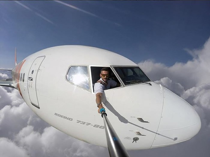 美国机师空中上半身探出机舱外玩自拍? - 神秘的地球 科学|自然|地理|