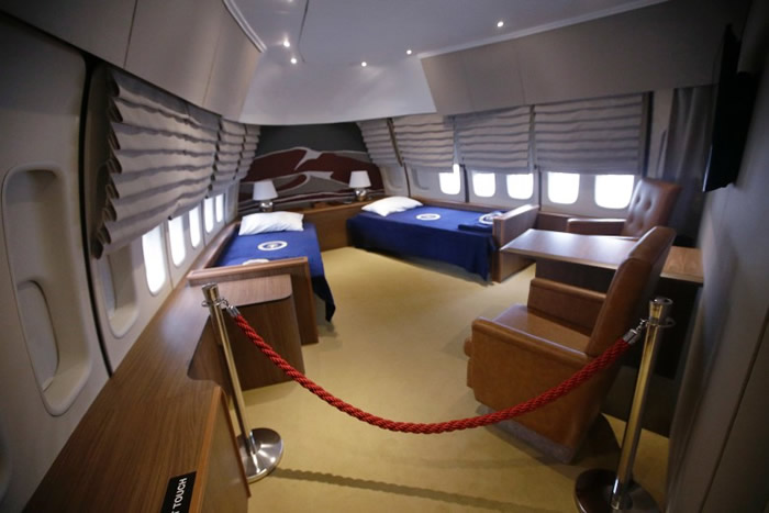 美国空军一号复制品公开展览