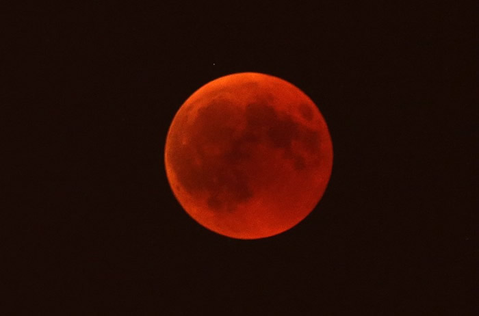 本世纪最长月全食全球多地现罕见血月历时103分钟