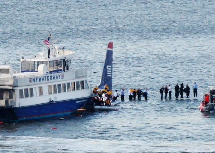 美国哈德逊河奇迹10周年英雄机长萨利驾驶客机迫降哈德逊河