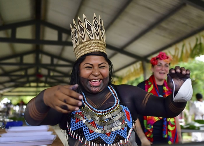 巴拿马原住民安贝拉部落embera制作出巨型芭蕉馅煎饼列吉尼斯世界纪录