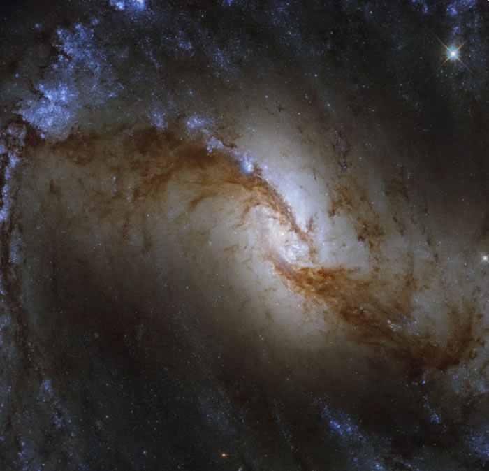 哈勃太空望远镜拍摄天炉座ngc 1365星系恒星诞生的壮丽景象